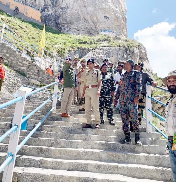 'IGP Kashmir Vijay Kumar along with SSP Anantnag visited Amarnath holy cave, conducted security review'